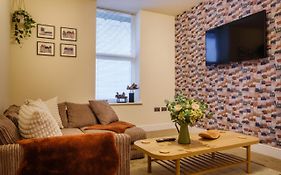 Flat 2, The Old Antiques Warehouse - Free Off-Site Health Club Access With Pool, Sauna, Steam Room & Gym